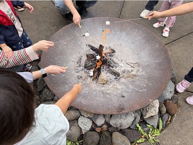 マシュマロを焼いている姿はみんな真剣!