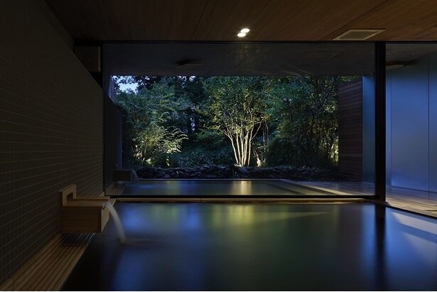 1日遊び回ったら、開放感あふれる温泉に浸かって疲れを癒やして。湯上がりラウンジには、オリジナルドリンクが用意されている