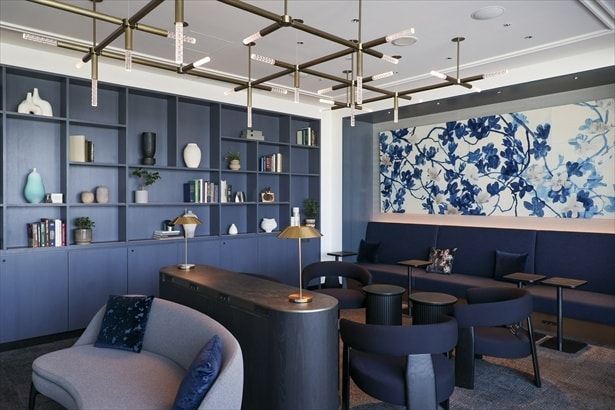 ジャパンブルーを基調にした内装