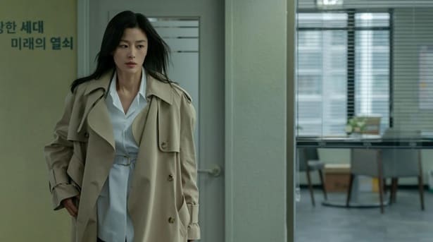 大統領候補の妻で外交官のソ・ムンジュ(チョン・ジヒョン)