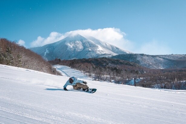 磐梯山の絶景を望みながら滑走