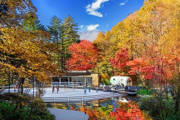 紅葉に包まれるケラ池スケートリンク