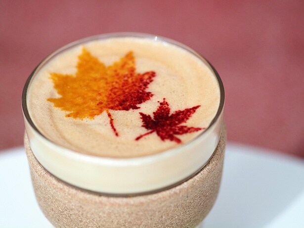 紅葉のラテアートが施されたキャラメルラテ