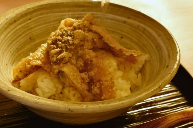 【写真】ひと口で広がる真鯛の旨味。炙りの香ばしさとごまだれのコクが絶妙に絡み合う贅沢な1杯