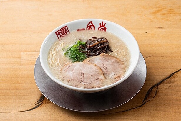 【写真】この日、河原成美氏自らが作ってくれた「本店白丸」。卓上から歴史を語りかけてくるようであり、淡く輝く気品をまとっていた