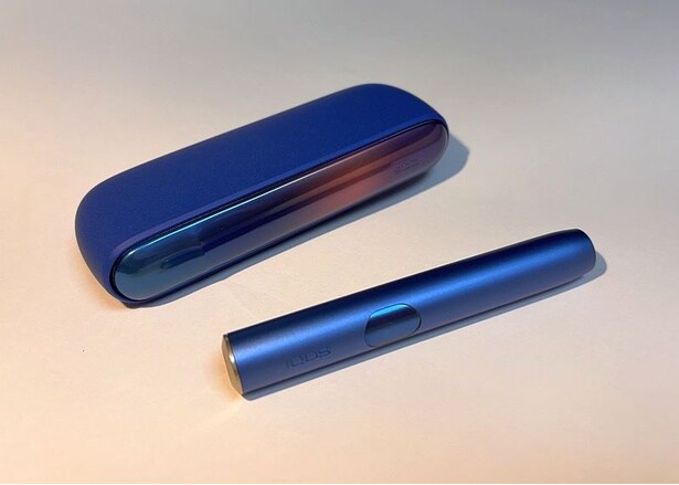 【写真】10月29日(水)から発売する数量限定デザイン「IQOS イルマ i ギャラクシーブルー モデル」