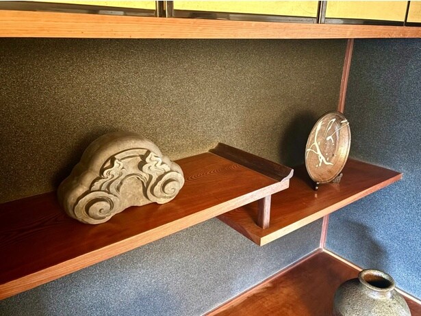 各部屋に瓦を使ったアートが飾られている