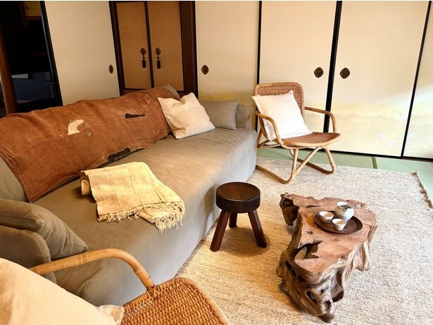 リビングルーム。ローラさんの「自然の色合いを大切にしたい」という言葉から、このデザインに