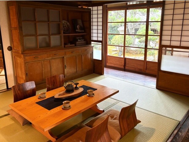 茶の間。神棚やタンスはもともとあったもの