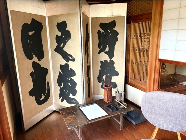 離れの縁側にある書道スペース