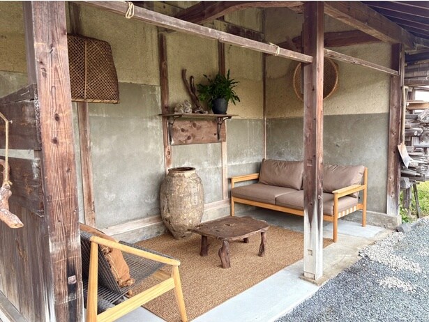 ラウンジ。もとはヤギ小屋だったそう