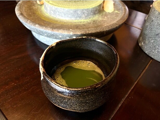 挽いたばかりの茶葉で点ててもらったお茶は苦味がありながらまろやかな味わい
