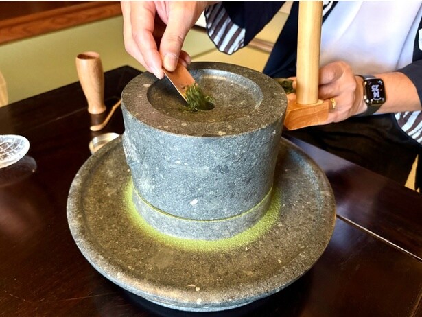 茶臼で茶葉を挽くところを見せてもらった