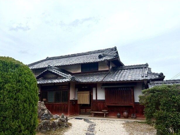 瓦の歴史を感じる京都の古民家をローラがスタイリング監修!11月30日まで宿泊可能で予約受付中