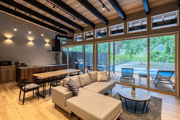 「秩父別邸 木叢 -komura-」では、プライベートプール付きのラグジュアリーヴィラ と、愛犬と泊まれるドッグラン付きヴィラの2タイプが用意されている