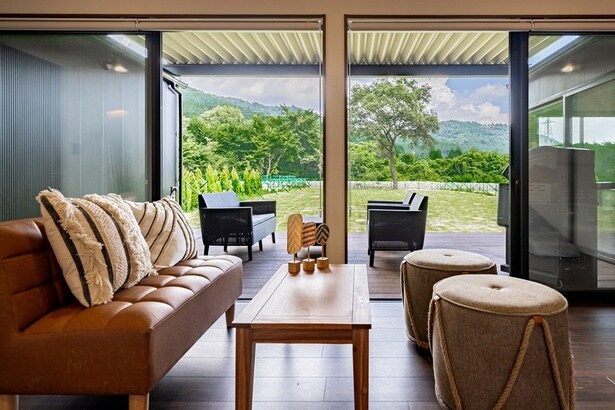 サイトに掲出する写真の撮影はプロのカメラマンに依頼。宿泊体験を想像しやすいよう、宿泊者の目に入る風景を写真に収めている