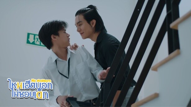 社内の階段で急接近…！