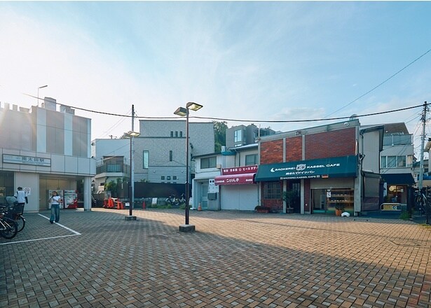 【写真】店は横浜駅から電車で約7分。南太田駅を出て左手の角を曲がるとすぐに見つかる