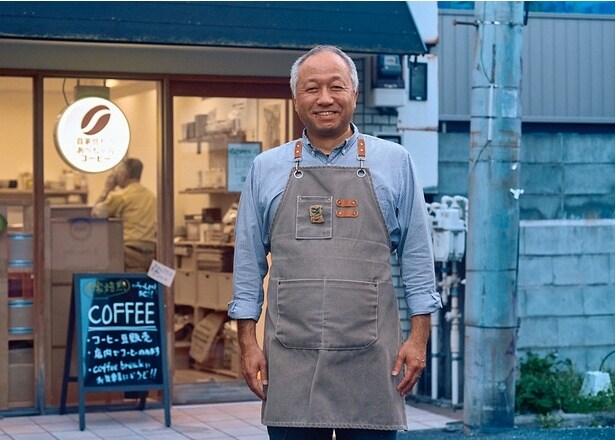 店主の阿部智剛さん。過去には福岡で勤務したこともあり、数ある名喫茶に通っていた