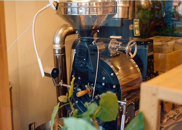 ハンドピックで上質な豆だけを選別し、自家焙煎を行う