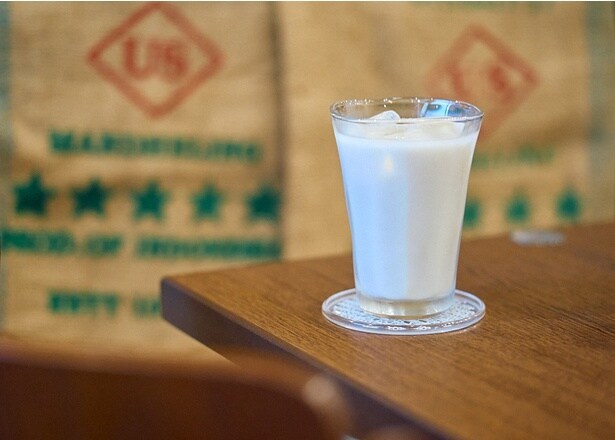 特製シロップで甘さを際立たせた「コーヒー牛乳」(店内480円、持ち帰り470円)もイチオシ