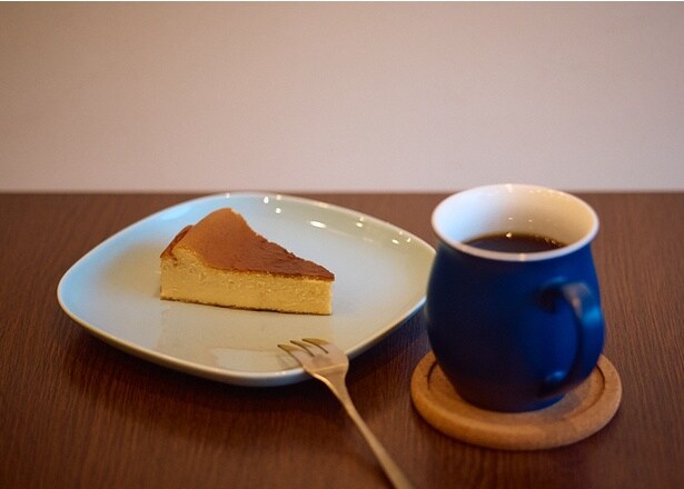 ホットコーヒー「STEP」(店内580円)と「黒糖のチーズケーキ」(店内550円)