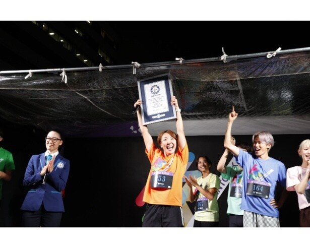 ギネス世界記録の認定証を掲げる寺田明日香さん