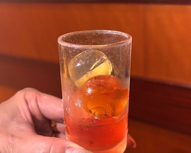 イチゴ・フランボワーズ・オレンジ・キウイの4種の果物を使用した「フルーツゼリーボール」。イチゴリキュールのゼリー＆リンゴのゼリー、2種の球体ゼリーが宝石のよう！