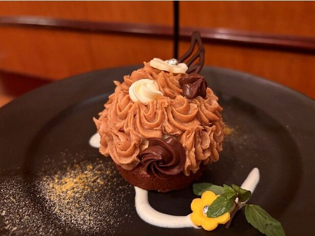 印象的な「モンブラン」は大満足のボリューム！存在感のあるクッキー生地、無糖のクリーム、栗のクリーム、ビターなチョコのトッピングが重なっている