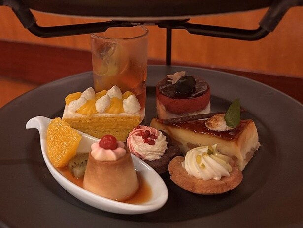 「お花のタルト」(写真中央)も、花型のクッキーにクリームを絞ったラブリーな一品。プレーン生地にはピスタチオとバニラのバタークリーム、ココア生地にはフランボワーズと洋梨のバタークリームを合わせている