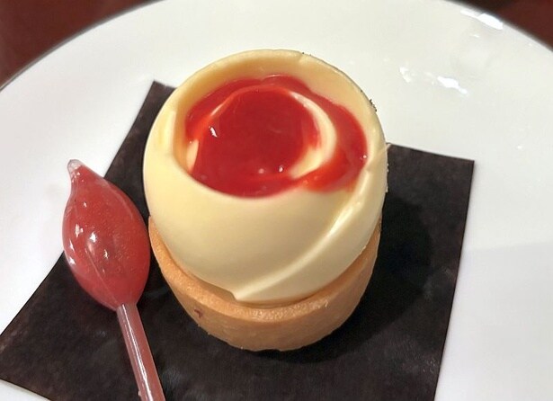 自分でフランボワーズソースをかけて食べる「アールグレイとホワイトチョコのタルト」