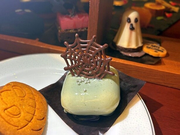 【写真】青いスイーツがのった「ハロウィンアフタヌーンティー」も提供中。こちらは「ピスタチオのババロア」