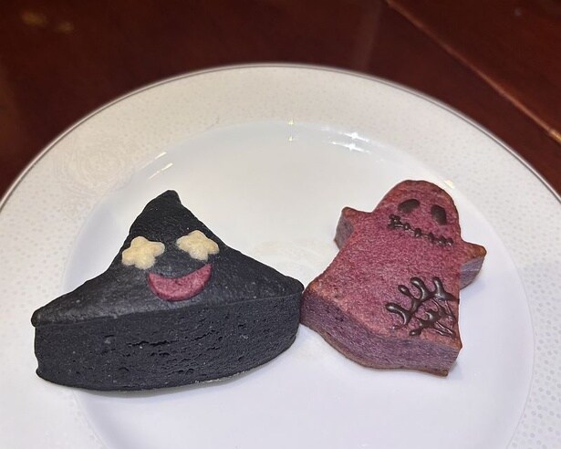 「魔女の帽子型のスコーン」と「おばけ型スコーン」