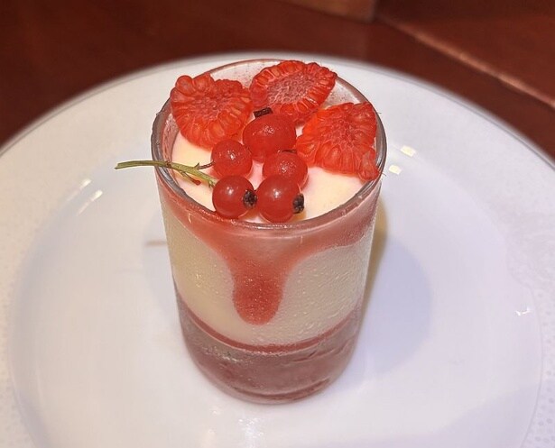 液が滴るようなホラー調のデザインを施した「フランボワーズとヨーグルトのムース」