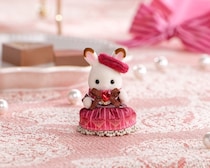 奇跡の初コラボ！「シルバニアファミリー × デルレイダイヤモンドショコラ BOX」が11月1日に発売、限定ドレスを着たシルバニアがかわいすぎると話題