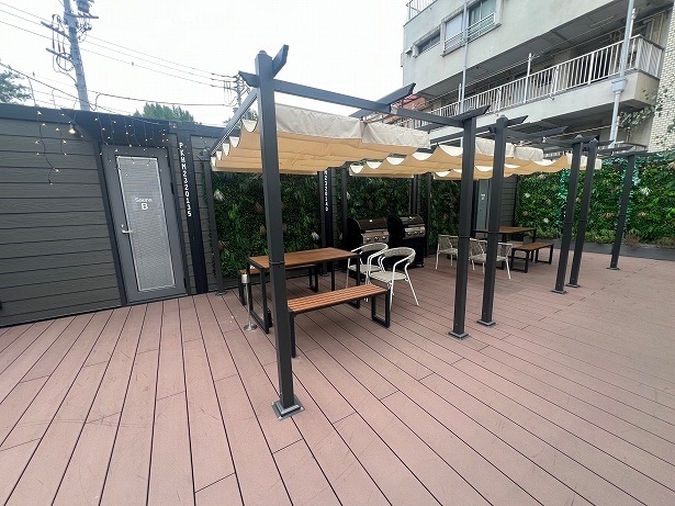 BBQも楽しめるガーデンカフェがあり、その先に3つのサウナ棟がある