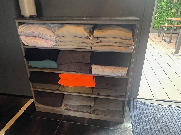 外気浴用にポンチョをレンタルすることもできる