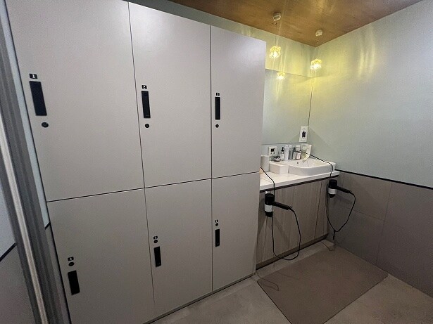 コンパクトな脱衣所にロッカーが6個