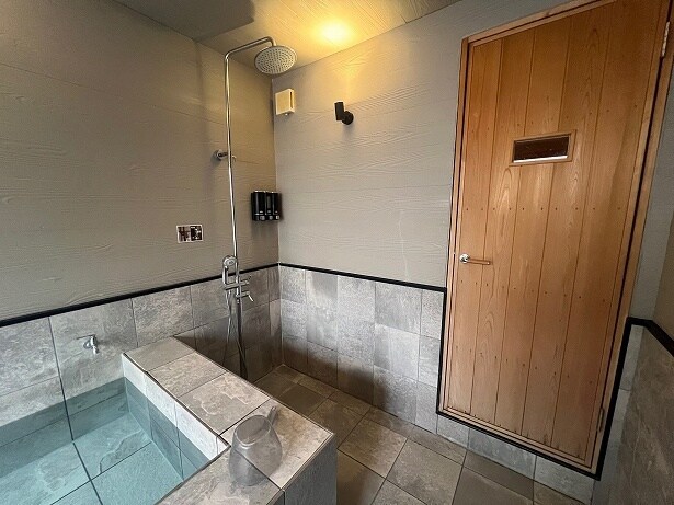 浴室のドアを開けると、水風呂、シャワー、サウナ室