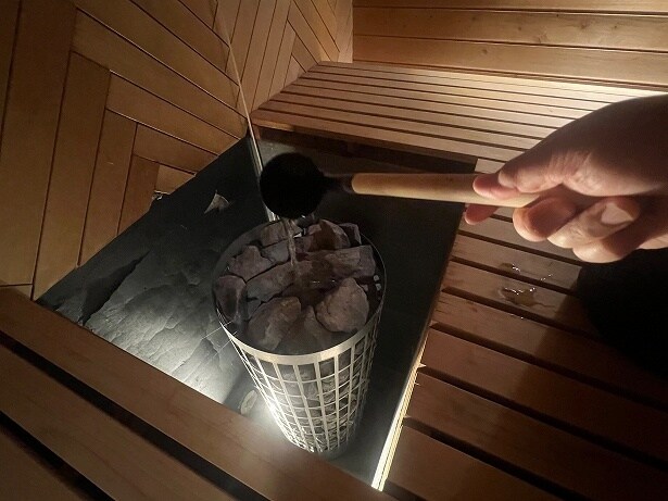 ロウリュするとアロマ水の香りがサウナ室内に広がる