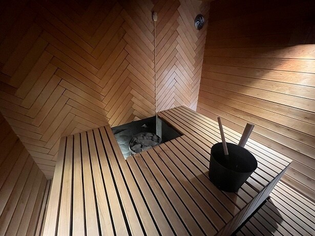 サウナストーブが座面に潜るように設置されている