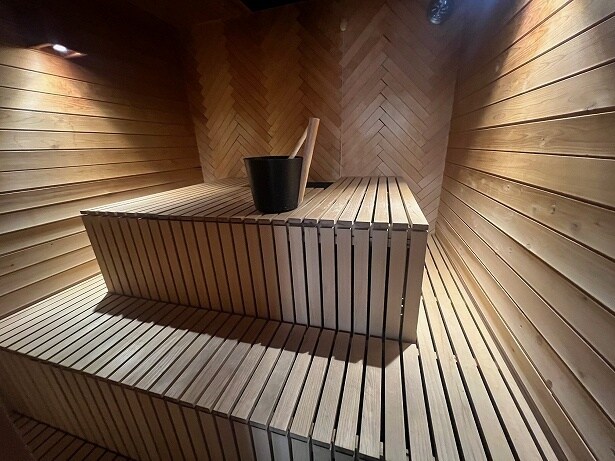 浴室内にあるサウナ室を開けると、ロウリュ用のバケツがポツン