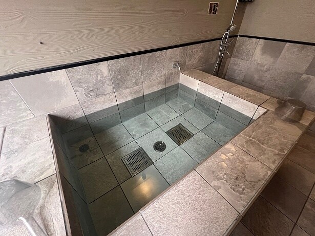 横にあるシャワーで汗を流したら水風呂へ