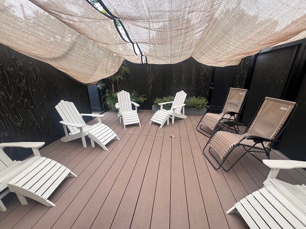 広々とした外気浴場で、しっかり休憩しよう