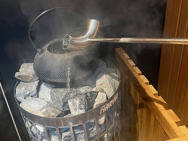 マカロニのような形をしたラドルでロウリュ