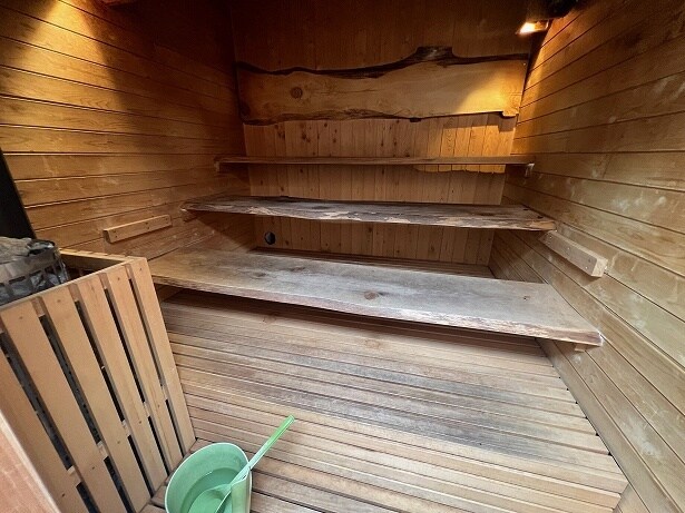 C棟のサウナは座面が一枚板になっている珍しい造り