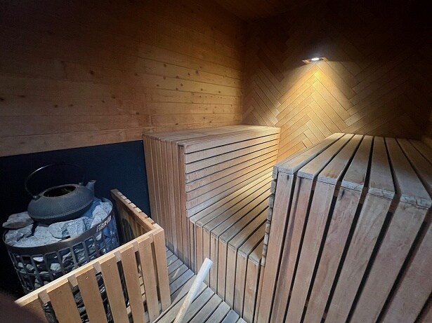 横から見ると「凹」の文字のような形