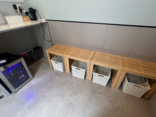 C棟の脱衣室はロッカーはなく、有料ドリンクの冷蔵庫が設置されている