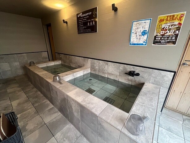 A棟には水風呂と温かいお風呂がある