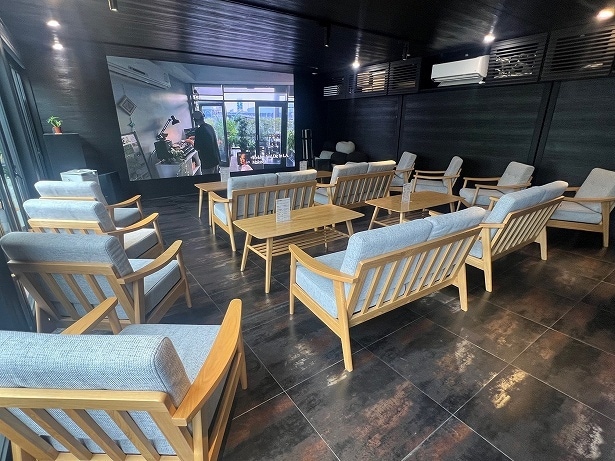 シアタールームで映画を上映するのは不定期で、別料金で楽しめる